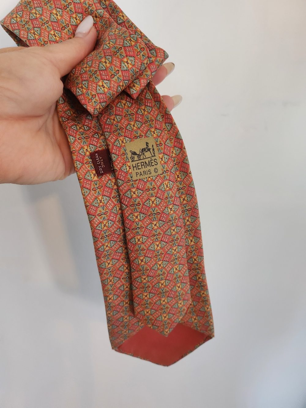 Designer Authetic Hermes 100% Silk Coral and Light Blue Geometric Silk Tie - Picture 11 of 11